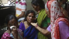 Lidé v indické Bombaji truchlí za příbuzné, kteří zemřeli po vypití pančovaného alkoholu