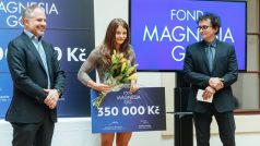 Vítězka Bára Mišendová mezi Alessandrem Pasqualem generálním ředitelem KMV a Ondřejem Vetchým ambasadorem Fondu Magnesia GO