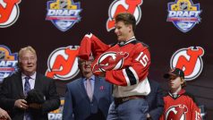 Pavel Zacha si obléká dres New Jersey, kteří si ho vybrali v 1. kole draftu jako šestého v pořadí