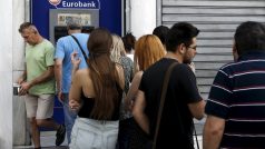 Před bankomaty se tvoří fronty. Řekové se bojí, že se později k penězům nedostanou