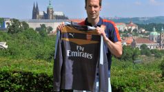 Petr Čech s dresem svého nového zaměstnavatele, londýnského Arsenalu