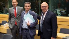 Zleva předseda eurozóny, Nizozemec Jeroen Dijsselbloem, nový řecký ministr financí Euklidis Tsakalotos a francouzský ministr financí Michel Sapin před bruselskou schůzkou ministrů financí eurozóny