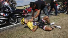 Zraněný Fabian Cancellara p ohromadném pádu ve třetí etapě Tour de France