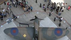 Lidé v Londýně si prohlížejí Spitfire z druhé světové války. Stroj jde do dražby, výtěžek z ní na dobročinné účely