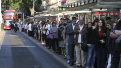 Cestující kvůli stávce londýnského metra čekají na autobusy