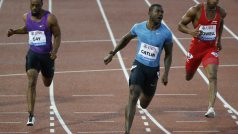 Justin Gatlin (v modrém) ovládl v Lausanne s přehledem závod na 100 metrů