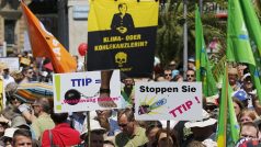 Dav protestující proti smlouvě TTIP v Mnichově