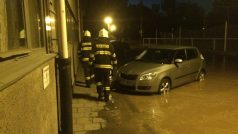 Královéhradečtí hasiči v noci zasahovali u havárie na vodovodním řadu nedaleko stadionu v Malšovicích