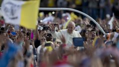 Papež František přijíždí na bývalou leteckou základnu u paraguayské metropole Asunciónu