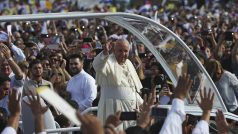 Papež František přijíždí na bývalou leteckou základnu u paraguayské metropole Asunciónu