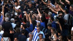 Lidé protestují před řeckým parlamentem v Aténách. Nelíbí se jim dohoda s eurozónou