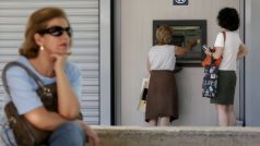 Řečtí důchodci mají kvůli omezenému provozu bank možnost vybrat jen 120 eur týdně (ilustrační foto)
