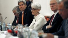 Americký ministr zahraničí John Kerry (druhý zleva) na jednání ministrů zahraničí a delegací v hotelu ve Vídni