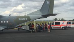 Letadlo Casa s 9 ukrajinskými pacienty přistálo navečer v Praze