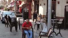 Strach z bombových útoků i špatná ekonomická situace ubírá tradičním káhirský kavárnám zákazníky