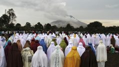 Muslimové pozorují aktivní sopku Sinabung