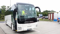 Policejní kontrola autobusů na dálnici D8