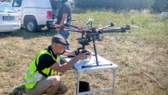 Dron pomáhá energetikům při inspekci elektrického vedení