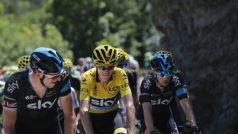 Leopold König (vpravo) pracuje na letošní Tour de France pro lídra týmu Sky Chrise Frooma (ve žlutém)