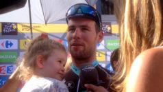 Vítěz 7. etapy Tour de France 2015 Mark Cavendish a jeho dcera Delilah