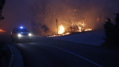 Chorvatští hasiči se pokoušejí dostat pod kontrolu požáry na poloostrově Pelješac