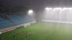 Provazy deště se valí na fotbalisty pražské Sparty v Moskvě