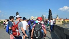 Turisté si prohlížejí Bruncvíka z mostu