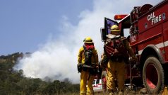 Kalifornští hasiči bojují s poožárem