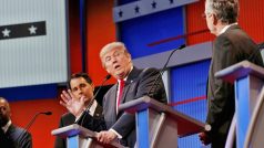 První debata republikánských kandidátů na amerického prezidenta (zleva Scott Walker, Donald Trump a Jeb Bush)
