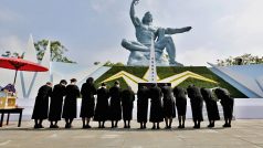 Ženy se modlí u mírového památníku v Nagasaki
