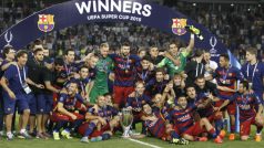 Fotbalisté Barcelony s trofejí pro vítěze Superpoháru UEFA