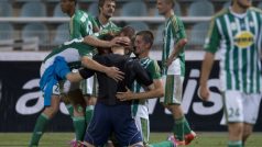 Brankář Bohemians Zdeněk Zlámal (zády) se raduje se spoluhráči z gólu v závěru zápasu