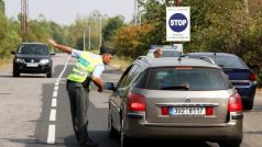 Silnice mezi Zálužím a Litvínovem se po požáru v chemičce zřejmě otevře kolem poledne