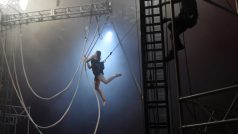 Ukázka z představení Bianco souboru NoFit State Circus při příležitosti festivalu nového cirkusu a divadla Letní Letná