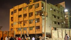 Výbuch bomby před policejním sídlem v Káhiře zranil několik desítek lidí