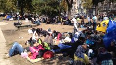 V bělehradském parku u vlakového a autobusového nádraží si migranti vytvořili provizorní tábor