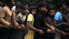 Migranti stojí před policejní stanicí na řeckém ostrově Kos