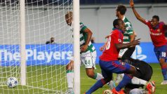 Fotbalisté CSKA Moskva se radují z gólu v odvetném utkání play-off Ligy mistrů se Sportingem