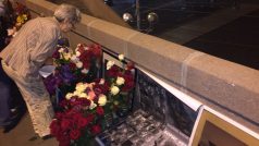 Na most, kde byl Němcov zavražděn, lidé stále přinášejí květiny