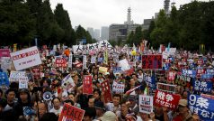 Tisíce Japonců demonstrují proti možnému nasazení armády v zahraničí