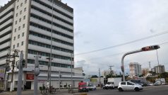 Jedna z nových administrativních budov v Itaboraí a před ní futuristické semafory. Kanceláře prázdné, rolety zavřené
