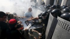 Ukrajinci nesouhlasící s ústavními změnami, které počítají s decentralizací země, se před budovou parlamentu střetli s policí