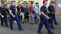 Maďarská policie doprovází syrské běžence v Budapešti