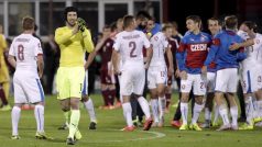 Z postupu na Euro 2016 se reprezentanti radovali přímo na hřišti