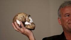 Profesor Lee Berger s replikou lebky pravěkého lidského druhu pojmenovaného „homo naledi“