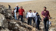 Delegace prokurdské HDP vyrazila pěšky na Cizre ve středu poté, co jejich cesta byla blokována