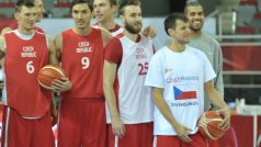 Přímo z posledního zápasu ve skupině se basketbalová reprezentace přesunula do letadla