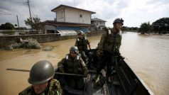 Rozsáhlé povodně v Japonsku. Vojáci hledají v zatopených oblastech lidi