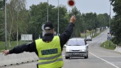 Cizinecká policie nasadila u hranic s Rakouskem na 3 železničních a 11 silničních místech zatím 200 policistů.  Na snímku je kontrola na hraničním přechodu Poštorná