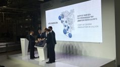 Otevření motorárny Volkswagenu v Kaluze se zúčastnil i premiér Dmitrij Medvěděv